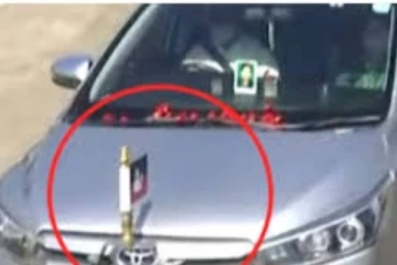 அதிமுக கொடி சர்ச்சை.. சசிகலா கார் மாறியதால் தமிழக எல்லையில் பரபரப்பு.!