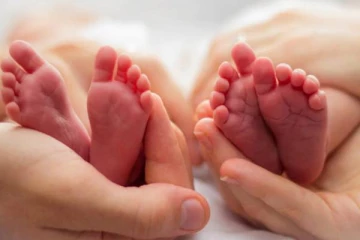 கோவிட் தொற்றுடன் ஒரே பிரசவத்தில் மூன்று குழந்தைகளை பிரசவித்த பெண்