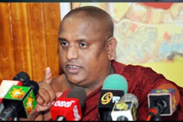அரசியல் செய்வதாக, அருட் தந்தை "சிறில் காமினி" மீது  ராவணா பலய  குற்றச்சாட்டு