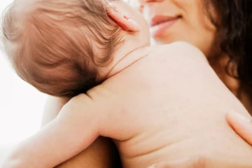 அழுதுக்கொண்டே இருந்த பச்சிளம் குழந்தை - சரக்கு ஊற்றிய தாய்!