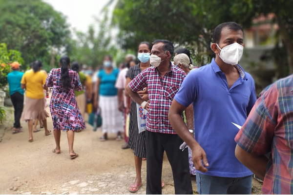 එන්නත් කරනයට දැඩි උනන්දුවක්  ...(photo) | Srilanka Health