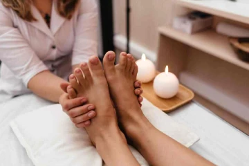 மசாஜ் நிலைய யுவதிகள் கூட்டுப் பாலியல் துஷ்பிரயோகம் ; பெண் உட்பட 5 பேர் கைது