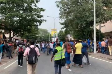 அனைத்துப் பல்கலைக்கழக மாணவர்களின் போராட்டத்தின் மீது கண்ணீர் புகை தாக்குதல்: தொடரும் பதற்றம் (Live)