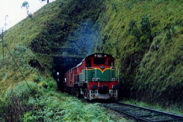 இலங்கையில் புகையிரதங்களில் நிரம்பி வழியும் பயணிகள் | Overcrowded Passengers On Trains