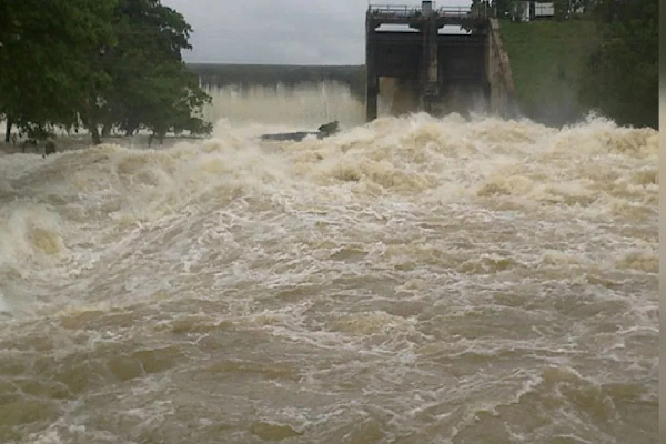 கிங் கங்கையின் நீர் மட்டம் உயர்வு பொதுமக்களுக்கு விடுக்கப்பட்டுள்ள எச்சரிக்கை | Galle Warn People To Evacuate Immediately