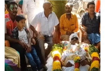 உயிருடன் இருப்பவரை பாடையில் கட்டி விநோத வழிபாடு!