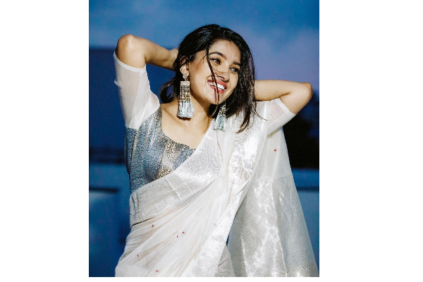 சேலையில் போட்டோஷூட் நடத்திய நடிகை வாணி போஜன்.. ரசிகர்களை கவர்ந்திழுத்து புகைப்படங்கள் | Vani Bhojan Saree Photoshoot