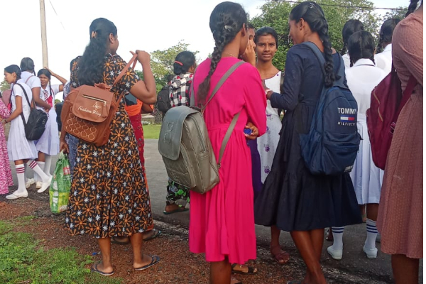 யாழில் இ.போ.ச பேருந்தால் நடுவழியில் அந்தரித்த பரீட்சைக்கு செல்லும் மாணவர்கள் | Jaffna Exam Bound Students Lost En Route