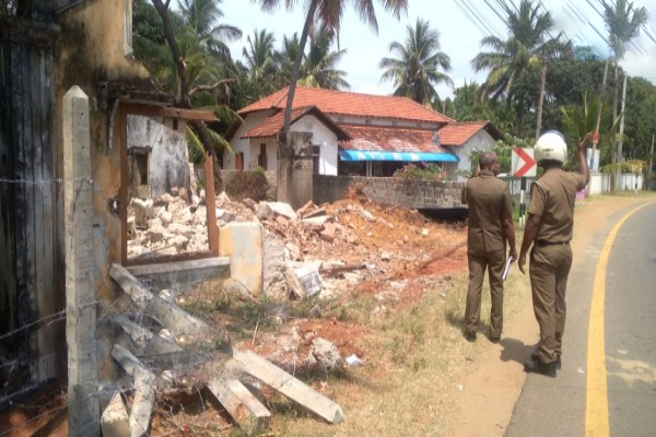 யாழில் பெண் உட்பட இருவர் அதிரடி கைது! | Two People Including A Woman Arrested In Yali