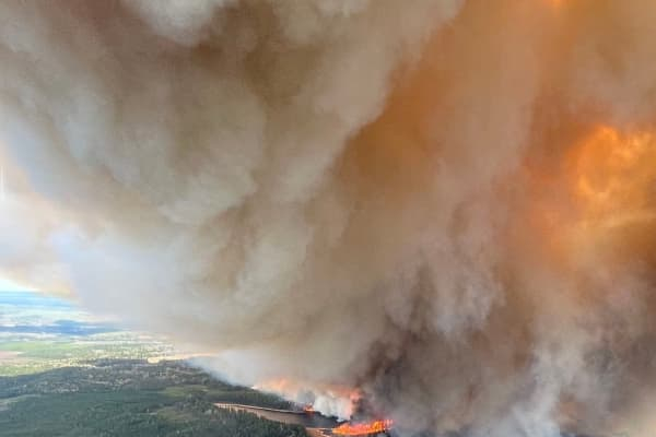 கனடாவில் கட்டுக்கடங்காமல் பரவும் காட்டுத்தீ | Wildfires Are Spreading Out Of Control In Canada