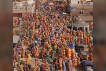 நூற்றுக் கணக்கான மனித டைனோசர்கள்; கனடாவில் கின்னஸ் சாதனை