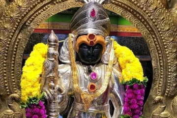 கிளி ஏந்திய நிலையில் காட்சி கொடுக்கும் முருகப்பெருமான்