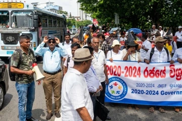 විශ්‍රාමිකයෝ 1,300ක් පාරට - පොල්දුව මංසන්ධිය හිරවෙයි