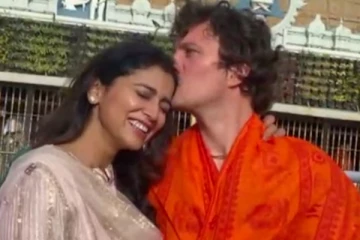 திருப்பதி கோவில் முன் நடிகைக்கு முத்தம் கொடுத்த கணவர் - பெருகும் எதிர்ப்பு