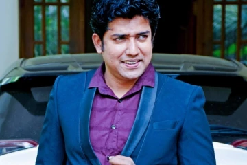 ප්‍රවීණ ජීව විද්‍යා දේශක දිනේෂ් මුතුගල රිය අනතුරකින් රෝහල්ගත කරයි.. (PHOTOS)