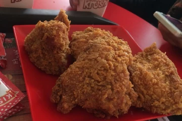 ஒன்று வாங்கினால் ஒன்று இலவசம் ; KFCநிலையத்தில் திடீரென புகுந்த அதிகாரிகள்!