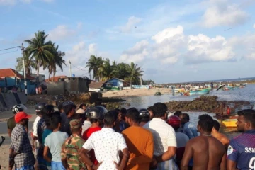 நடுகடலில் கவிழ்ந்த படகு ; சோகத்தை ஏற்படுத்திய இரு மீனவர்களின் மரணம்