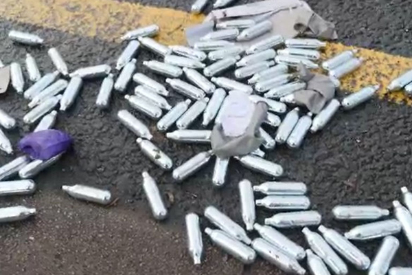 பிரித்தானியாவில் தடைசெய்யப்பட்ட சிரிப்பு வாயு! | Laughing Gas Banned In Britain