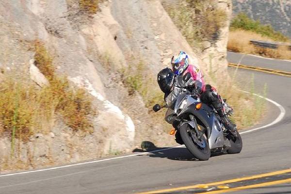 பைக்கின் பின் இருக்கை ஏன் சற்று உயரமாக வடிவமைக்கப்படுகிறது? இவ்வளவு காரணம் இருக்கா! | Why Motorcycle Back Seats Higher Than Front Seats