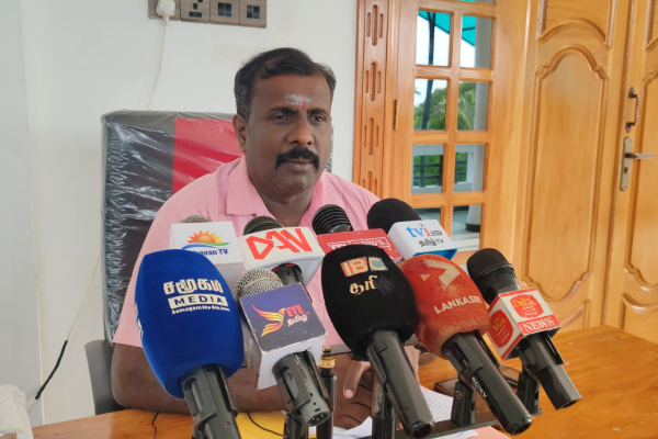 வவுனியா மாநகரசபையை விமர்சித்த உறுப்பினர் | Member Who Criticized Vavuniya Municipal Council