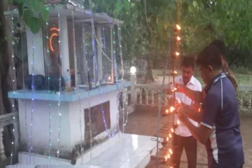 யாழில் பொலிஸ் நிலைய முன்றலில் ஜொலிக்கும் வெசாக் கொண்டாட்டம்!