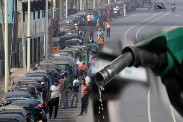 கம்பஹாவில் எரிபொருள் தட்டுப்பாடு: மக்கள் வரிசையில்