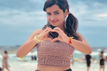 கிளாமர் ரூட்டுக்கு திரும்பும் சிவாங்கி.. வெளிவந்த கடற்கரை புகைப்படங்கள்