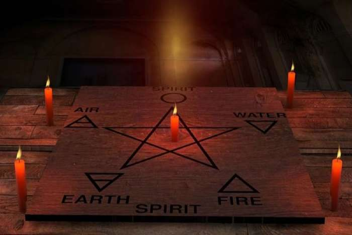 சுடுகாட்டுச் சாம்பல் கேட்டு மிரட்டல் ; செய்வினைப் பூஜைகளால் கிராமத்தை அதிர வைத்த போலிச் சாமியார் | Fake Priest Shocks Village