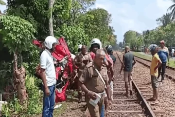 களுத்துறையில் கார் ஒன்று ரயிலில் மோதி விபத்து ; தெய்வாதீனமான தப்பிய உயிர்கள்