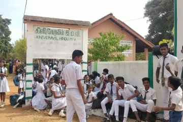 கிளிநொச்சியில் பாடசாலை முன் போராட்டத்தில் குறித்த பெற்றோர்(படங்கள்)