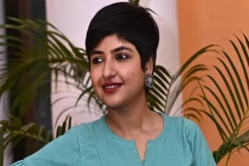 இசையமைப்பாளர் எனது ஆடைக்குள் கை வைத்தார் - பாடகி பரபரப்பு குற்றச்சாட்டு