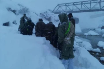 திடீர் பனிச்சரிவு; பனிக்கட்டிக்குள் மூழ்கிய 57 பணியாளர்கள் - என்ன நடந்தது?