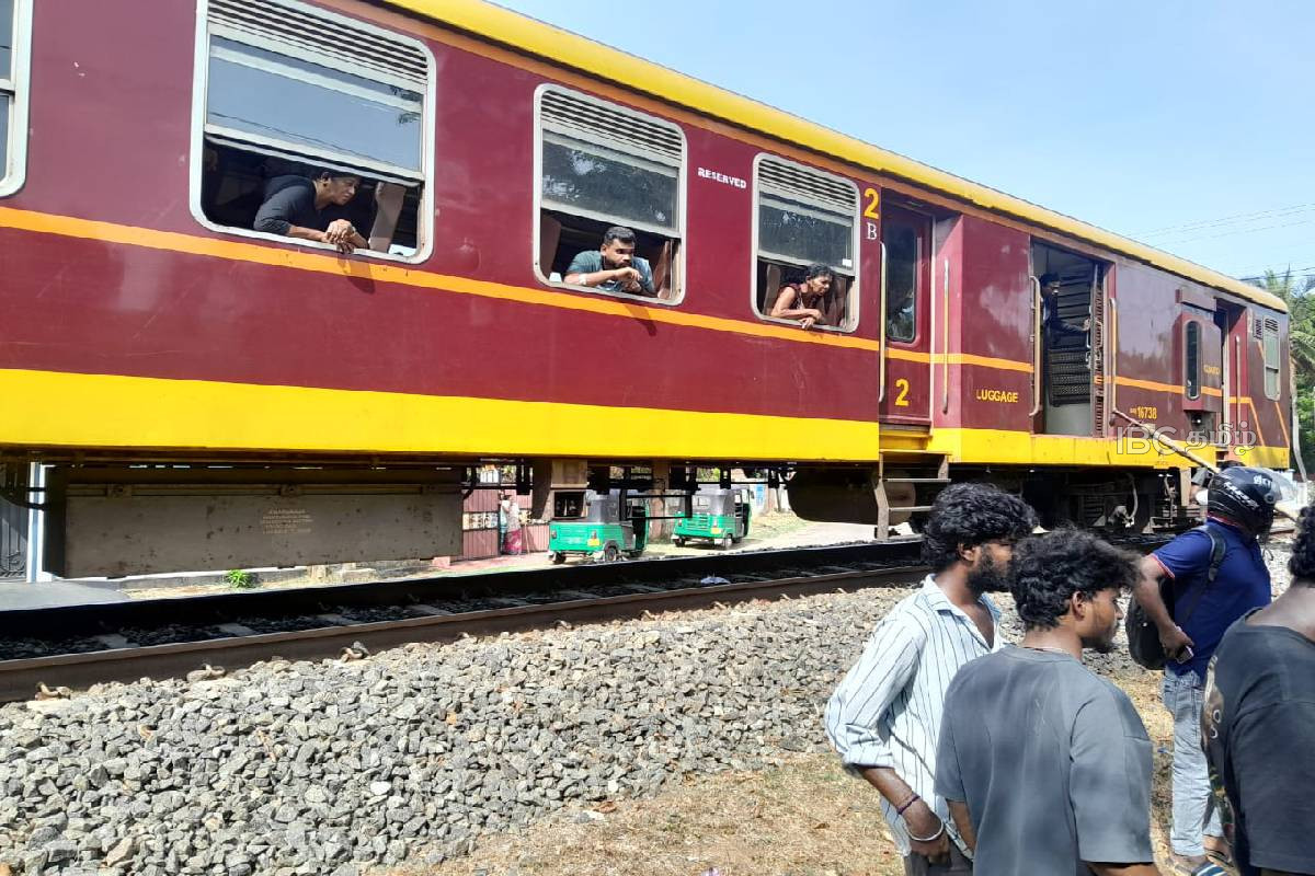 யாழில் பயங்கரம் : பாடசாலையிலிருந்து மகளை ஏற்றிச் சென்ற தந்தை தொடருந்து மோதி பலி : மகள் படுகாயம் | Father Killed After Being Struck By A Train Jaffna
