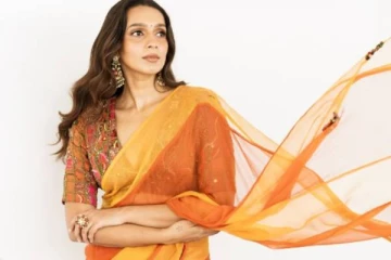 டிரான்ஸ்பெரண்ட் சேலையில் க்யூட் லுக்!! நடிகை சஞ்சனா நடராஜனின் புகைப்படங்கள்..