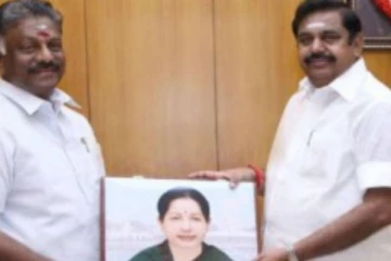 கைதட்டுங்கண்ணே! பட்ஜெட் உரைக்கு இடையே கேட்டு வாங்கிய ஓபிஎஸ்