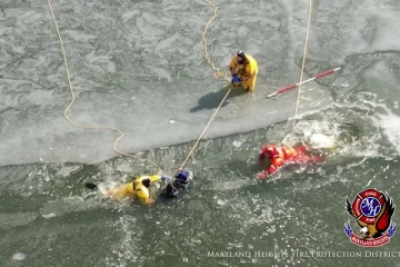 பனி உறைந்த ஏரிக்குள் சிக்கிய கொண்ட இளைஞர்கள்: பதைபதைக்கும் வீடியோ காட்சி!