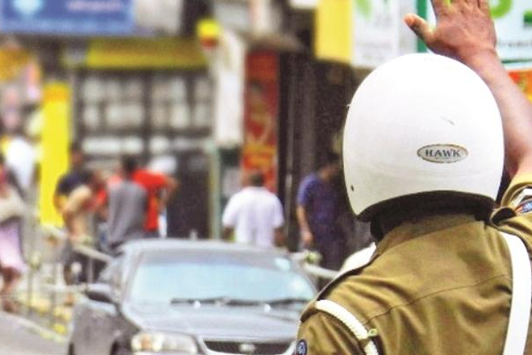 சாரதியிடம் கைநீட்டிய பொலிஸார் நால்வருக்கு நேர்ந்த கதி! | Bribery Police Officers Suspend Work