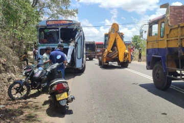 திருகோணமலையில் இடம்பெற்ற விபத்தில் மூவர் காயம்(Video)