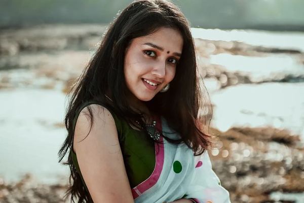 17 வயதில் நயனுக்கே டஃப் கொடுக்கும் அஜித் ரீல் மகள் அனிகா... புகைப்படம் | Anikha Surendran Latest Photoshoot In 17Th Age