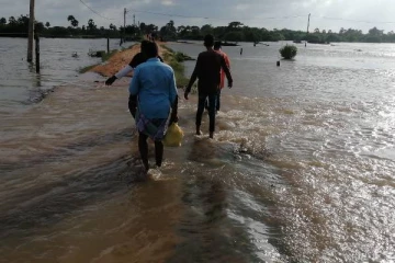 கனமழையால் வெள்ளத்தில் முழ்கிய கிண்ணியா : தடைப்பட்ட தரைவழி போக்குவரத்து