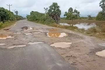 யாழில் குண்டும் குழியுமான வீதிகள்; மக்கள் கோரிக்கை