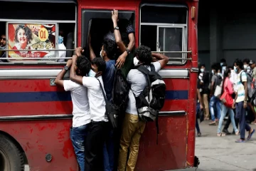 சில்மிஷத்தை தடுக்க பேருந்தில் ஏறிய காவல்துறை அதிகாரி மீது சில்மிஷம்