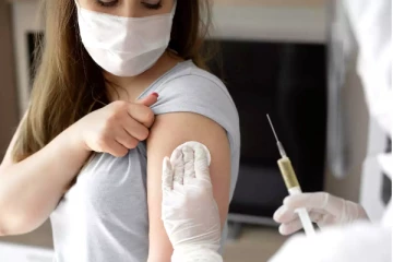 அலட்சியமாக ஒரே சமயத்தில் இருமுறை தடுப்பூசி போடப்பட்ட பெண்! தடுப்பூசி மையத்தில் பரபரப்பு