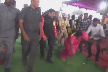 விழுந்து விழுந்து வேலை செய்தால் தொலைக்காட்சியில் வராது - கீழே விழுந்தால் பெரிய செய்தியாக வருகிறது ஆளுநர்