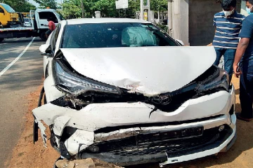 சோதனையில் ஈடுபட்ட காவல்துறையினரை மோதித் தள்ளியது சொகுசு கார்