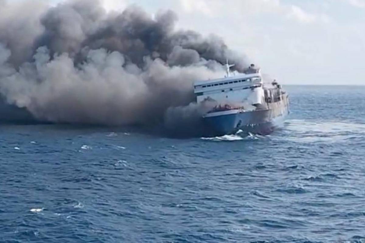 இந்தோனேசிய பயணிகள் படகில் தீ விபத்து: 5 பேர் உயிரிழப்பு | Fire On Indonesian Passenger Boat 5 Dead