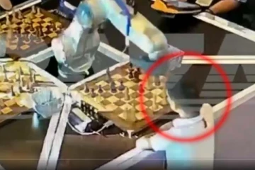 ரோபோவுடன் செஸ் விளையாட்டிய சிறுவன்! தவறுக்கு சிறுவனின் விரலை முறித்த  சோகம்