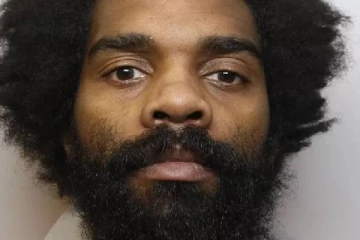 லண்டன் சுரங்கப்பாதையில் பெண்ணுக்கு நேர்ந்த கொடுமை: இருவர் முன்னிலையில் முகம் சுழிக்கவைத்த நபர்