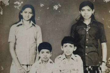 இந்த போட்டோவில் இருப்பது யார் தெரியுமா.. தமிழ் சினிமாவை கலக்கிய அக்கா, தங்கை தான்