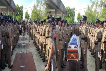 அரச மரியாதையுடன் தகனம் செய்யப்பட்ட கான்ஸ்டபிள் கிருஷ்ணமூர்த்தி பிரதாபனின் உடல்(படங்கள்)